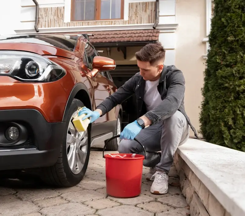 Lavage auto à domicile Villars-sous-Écot : professionnel intervenant sur un véhicule